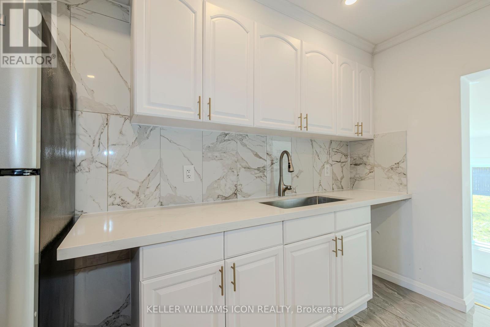 92 Meadowlands Drive W