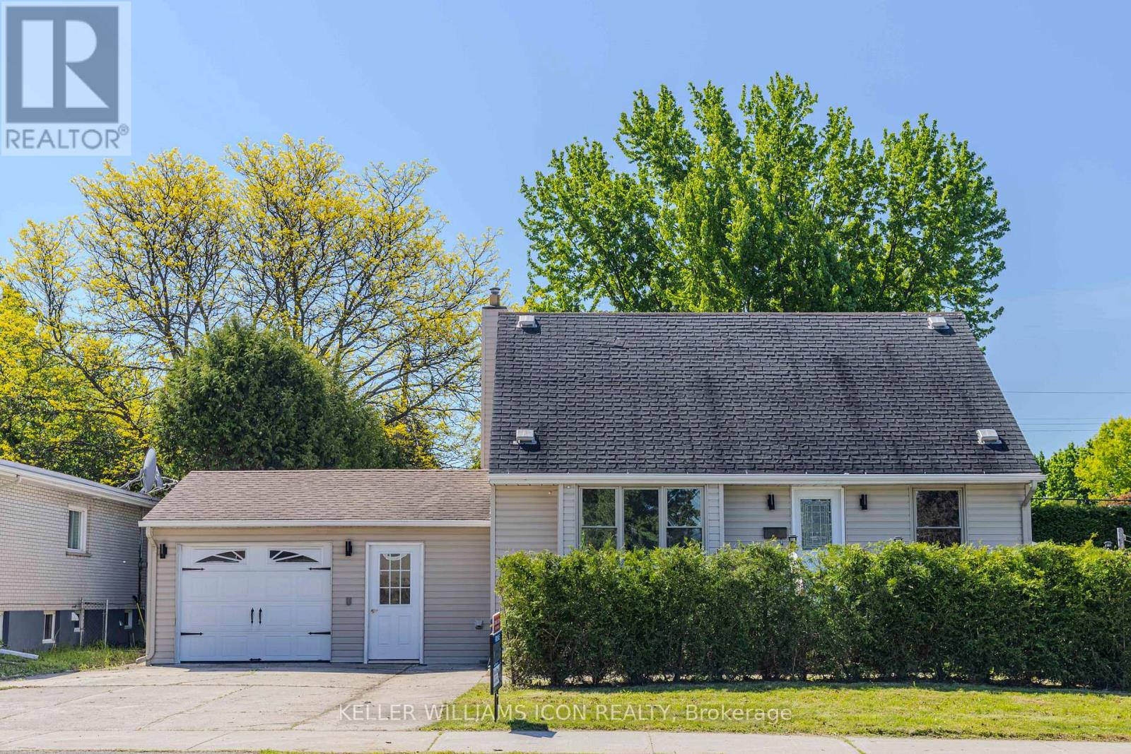 92 Meadowlands Drive W