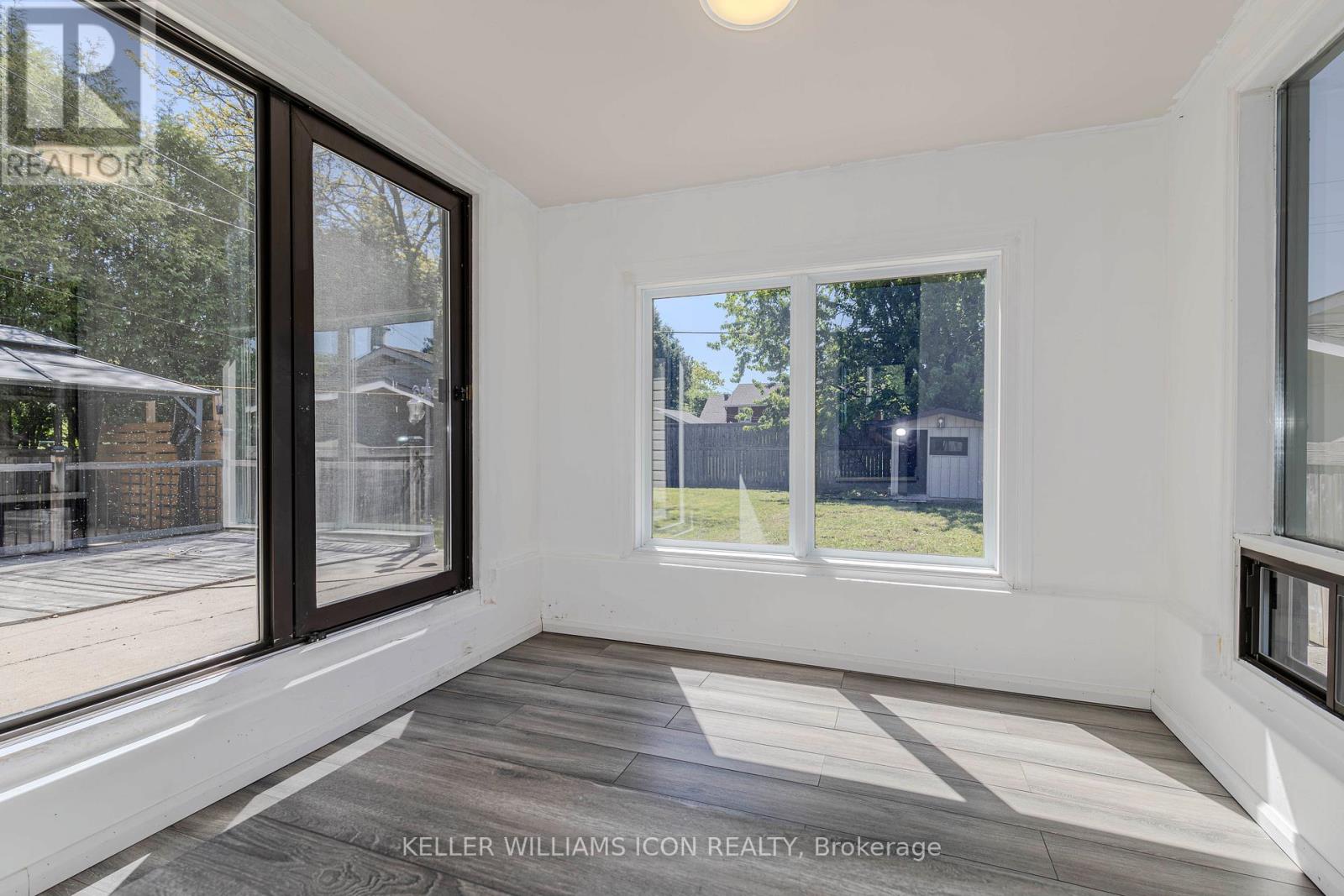 92 Meadowlands Drive W