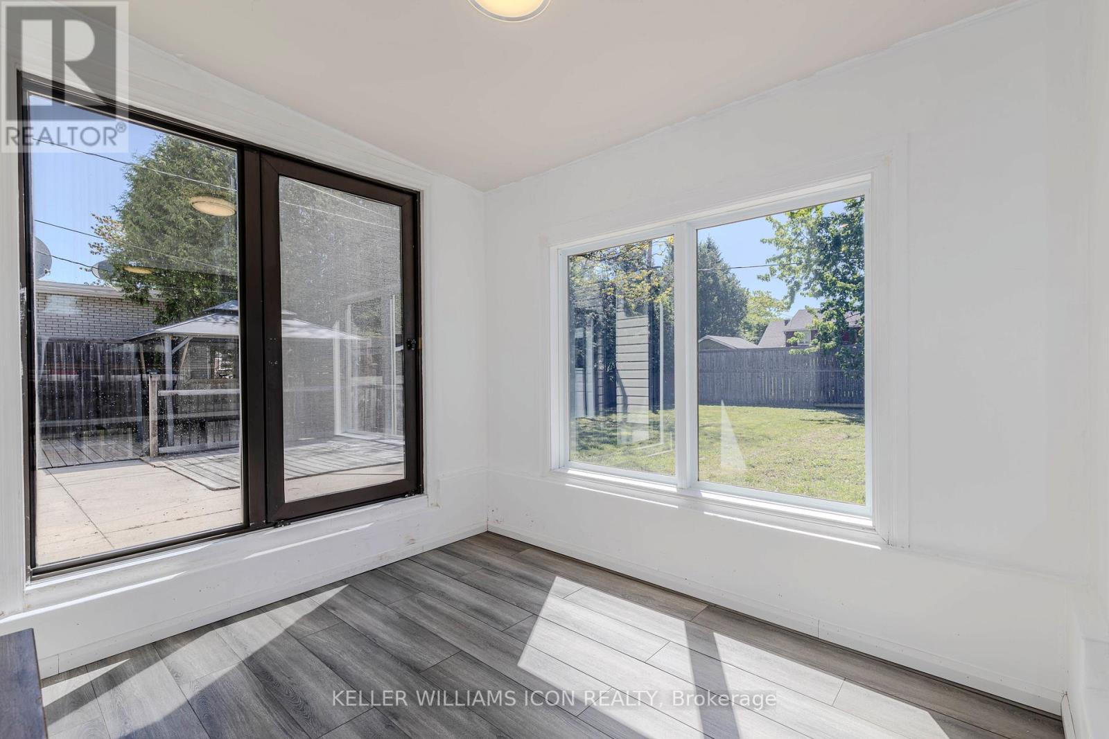 92 Meadowlands Drive W