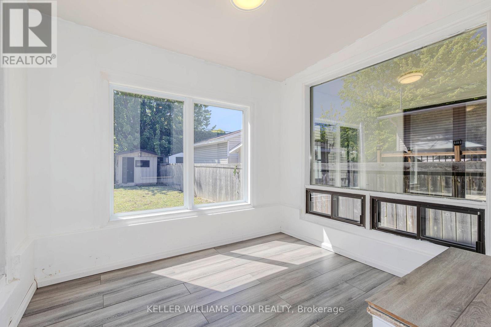 92 Meadowlands Drive W