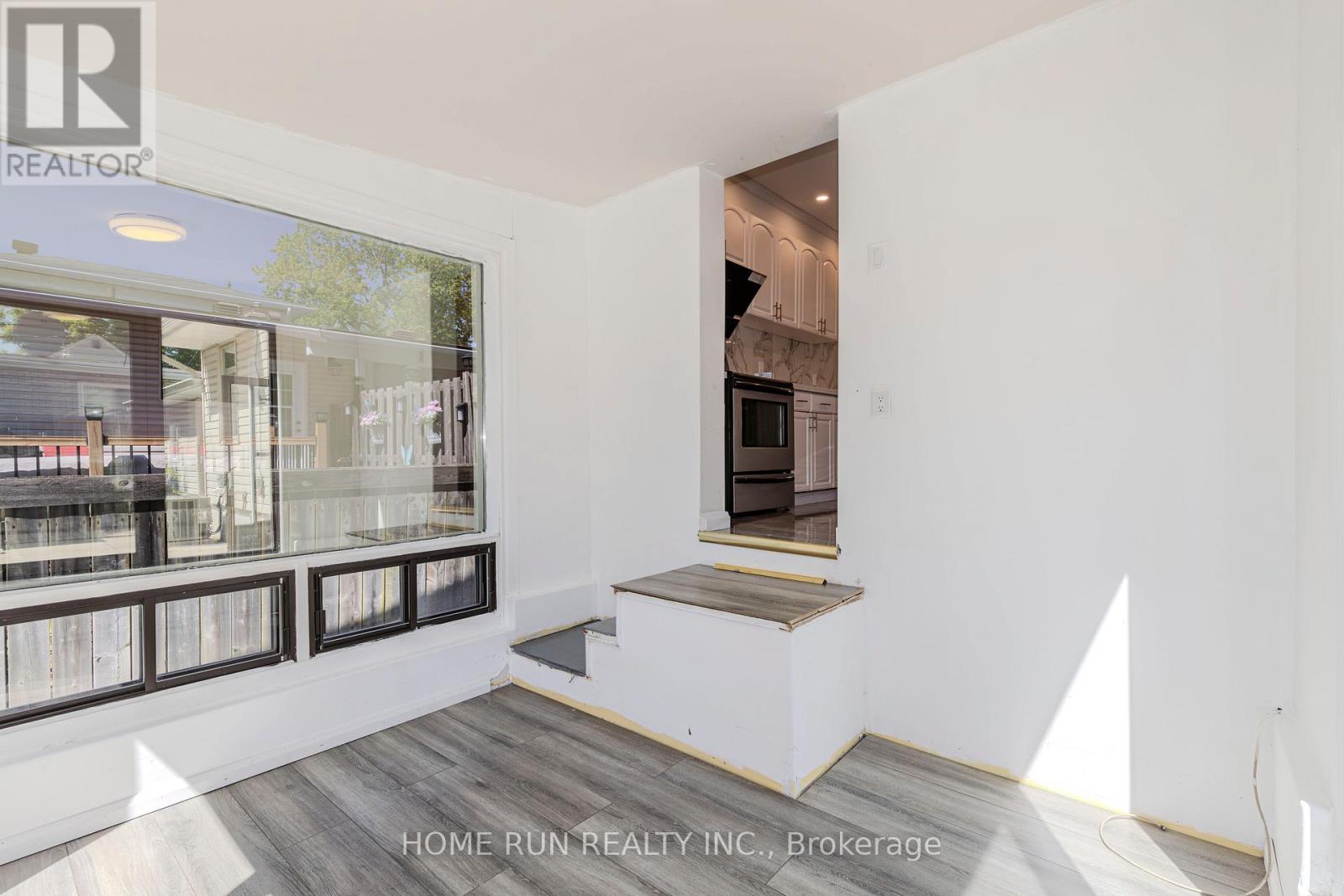 92 Meadowlands Drive W