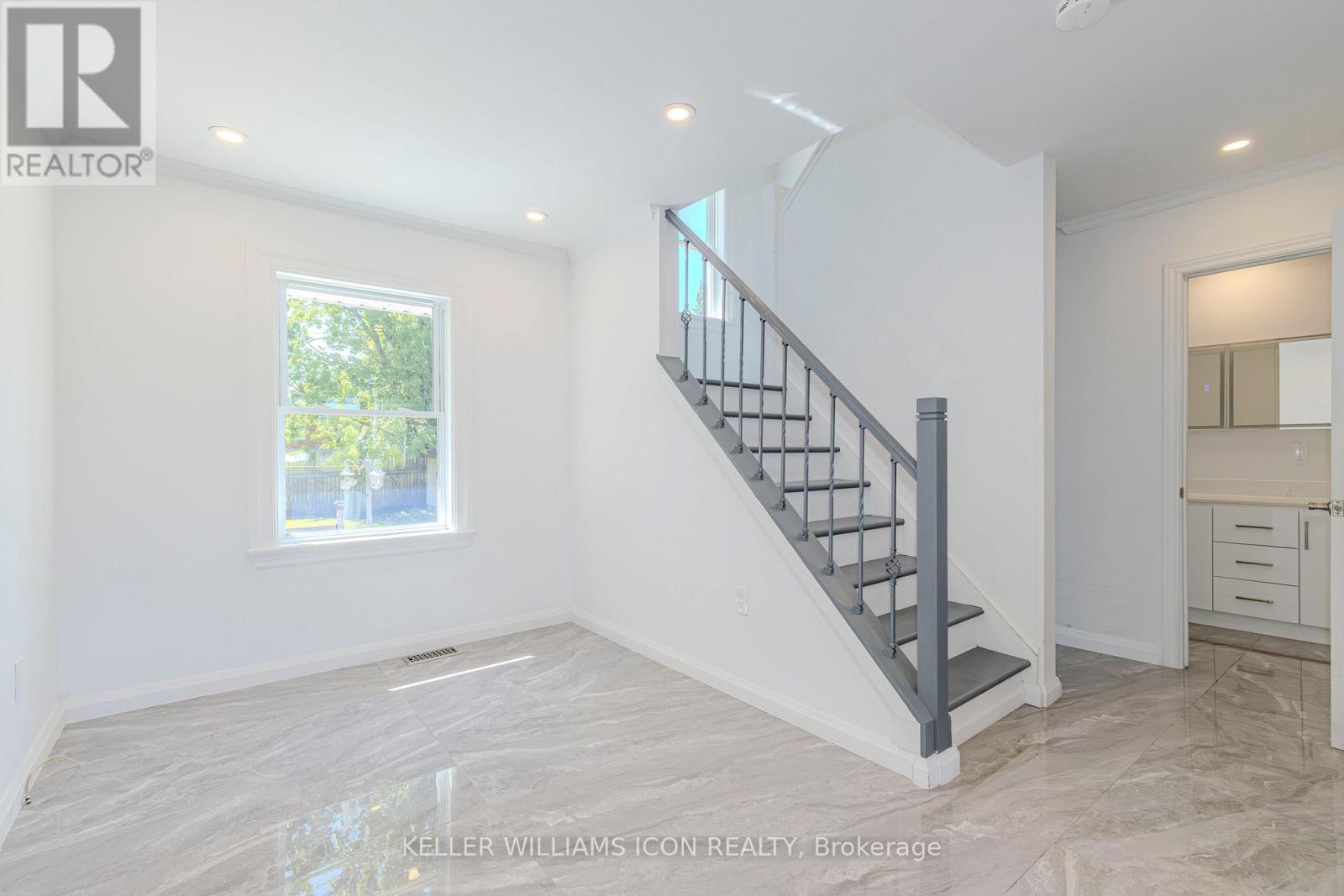 92 Meadowlands Drive W