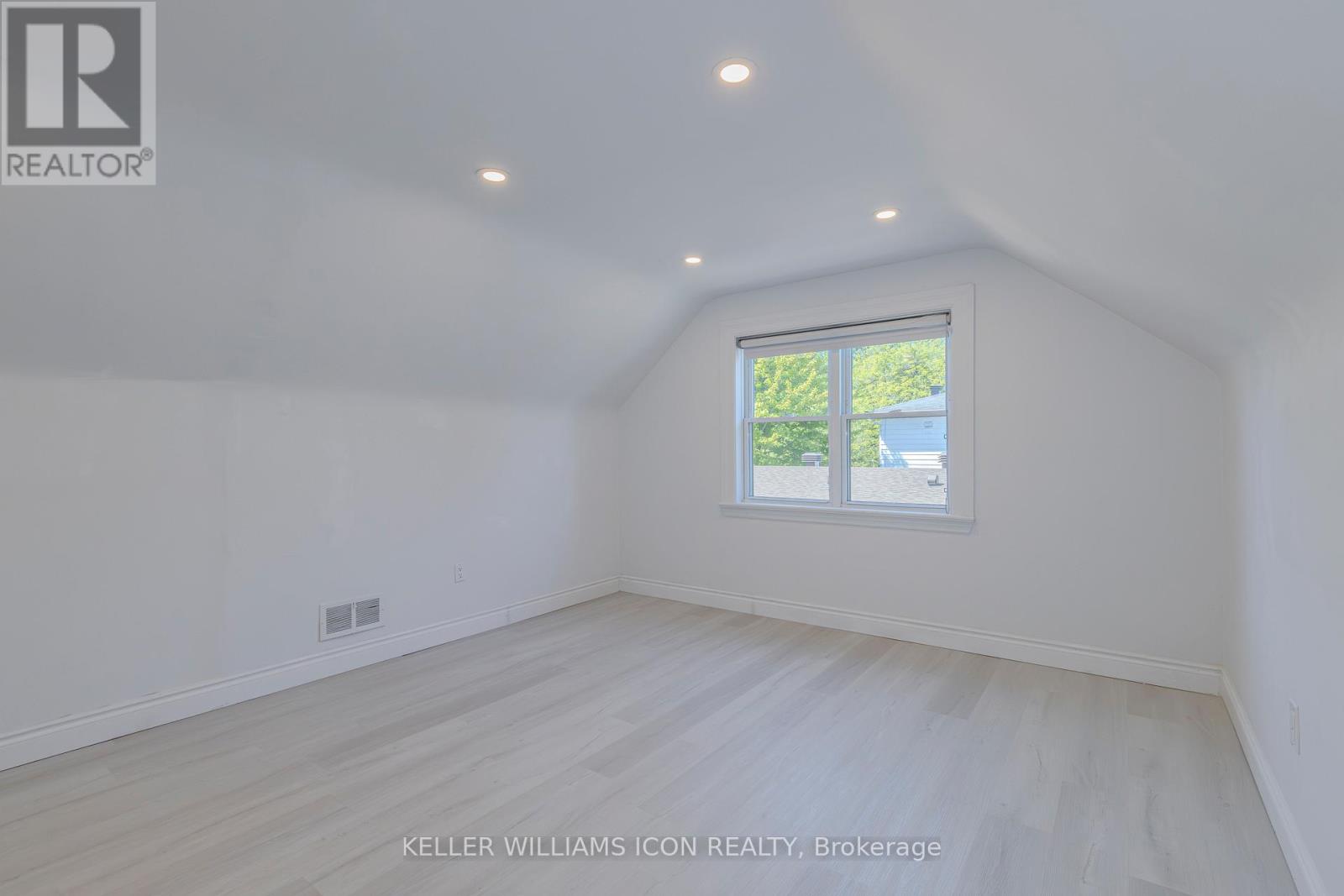 92 Meadowlands Drive W