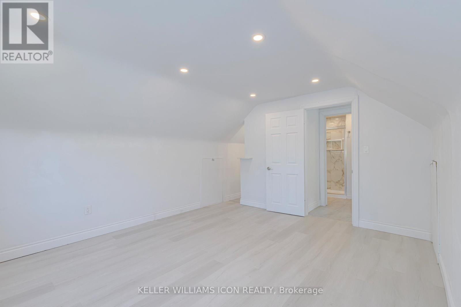 92 Meadowlands Drive W