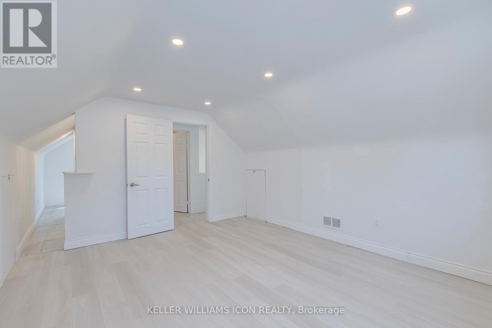 92 Meadowlands Drive W