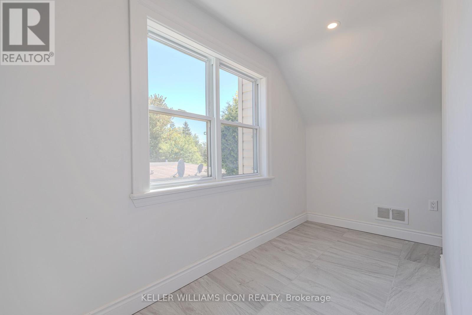 92 Meadowlands Drive W