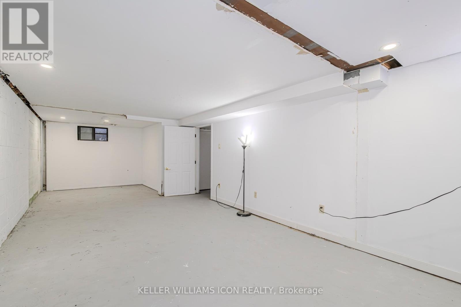 92 Meadowlands Drive W