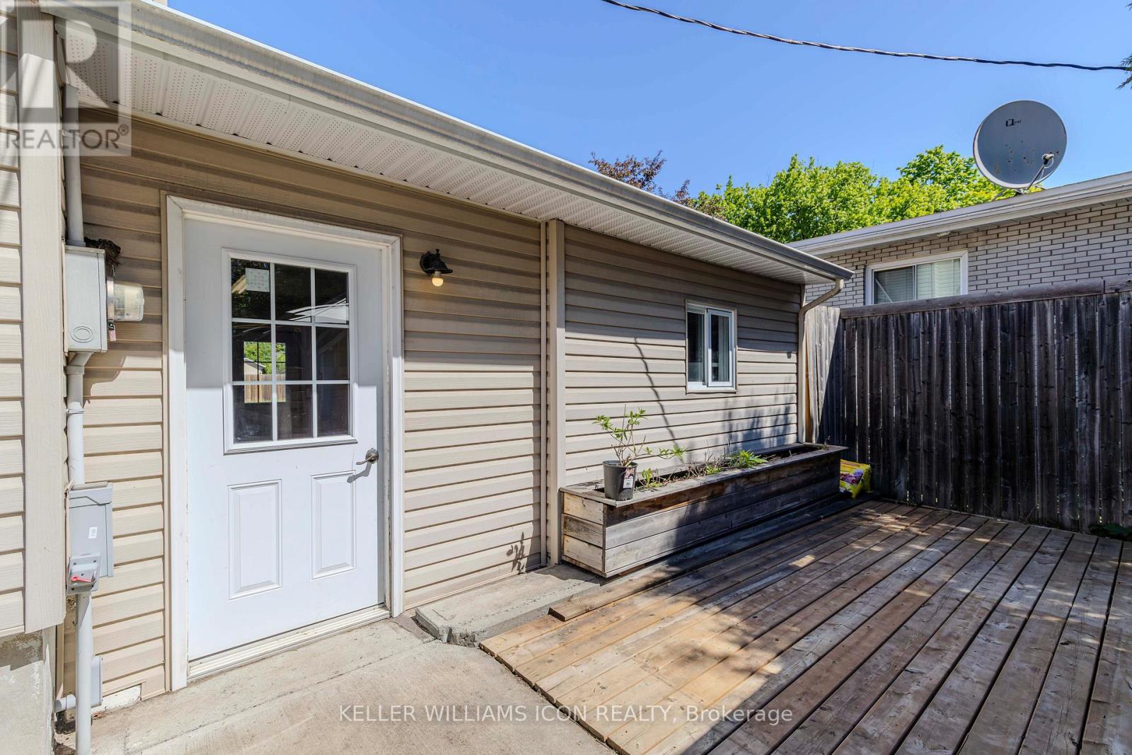 92 Meadowlands Drive W