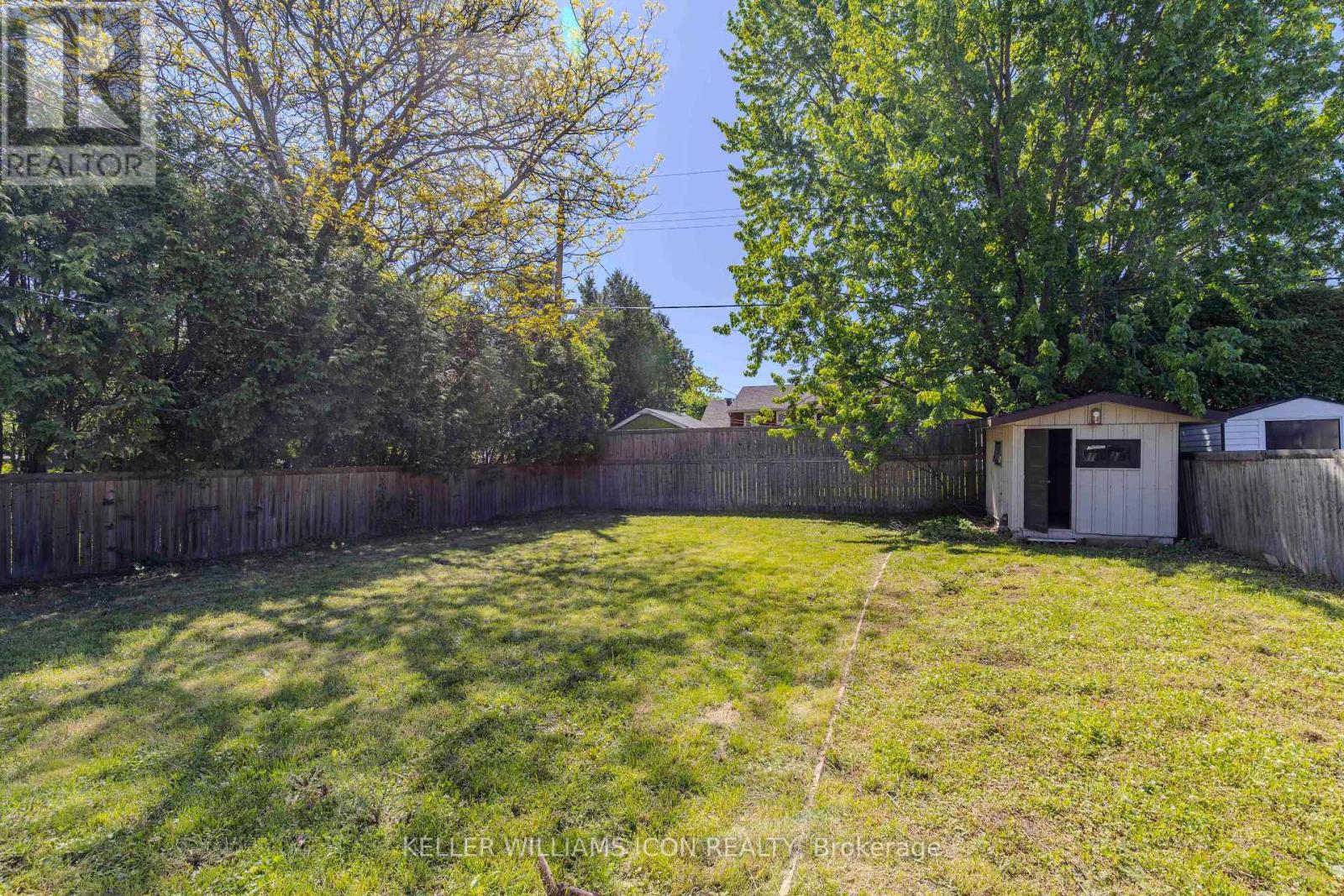 92 Meadowlands Drive W