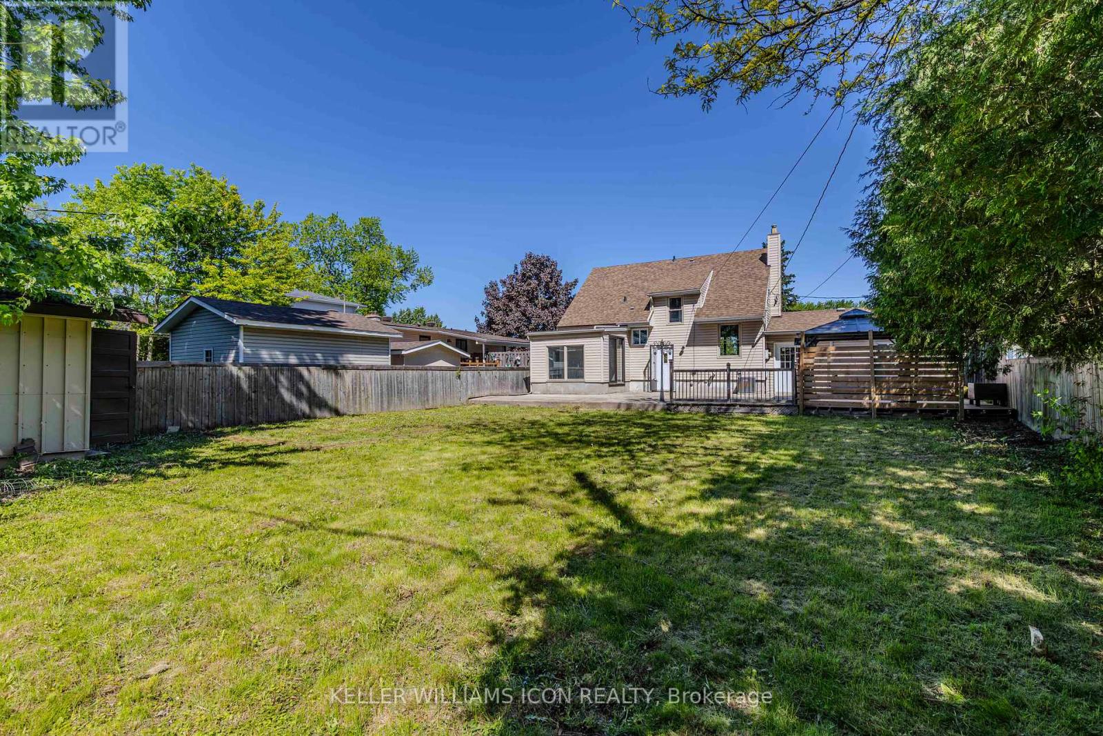 92 Meadowlands Drive W