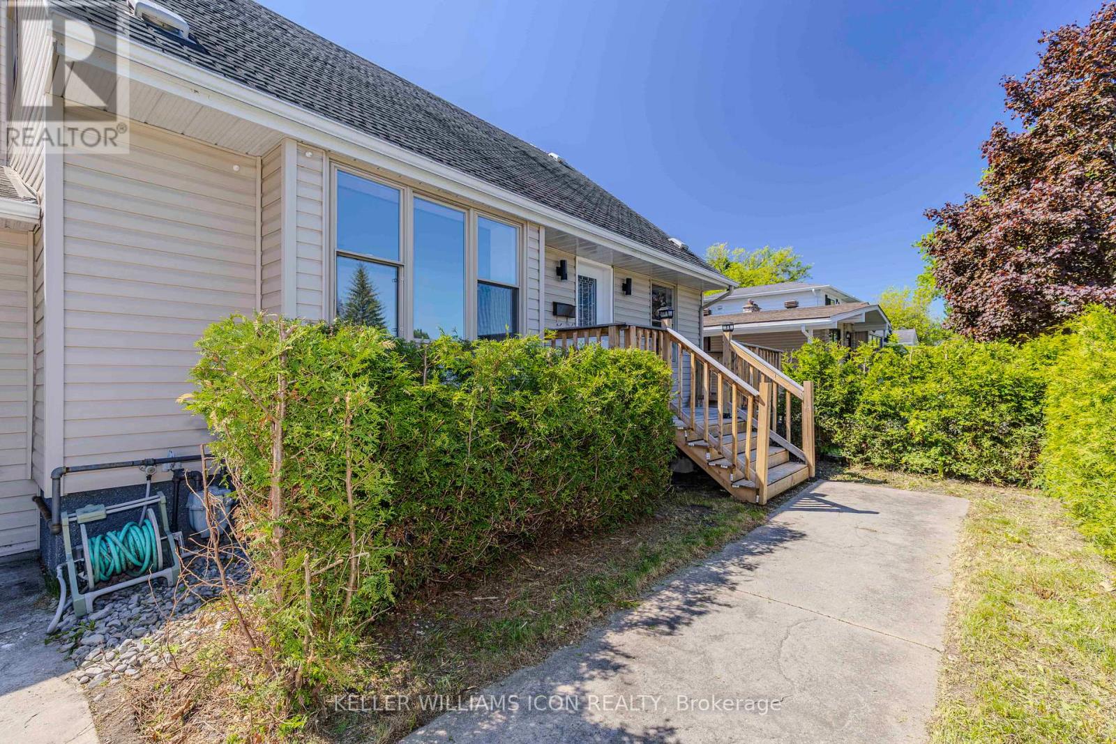 92 Meadowlands Drive W