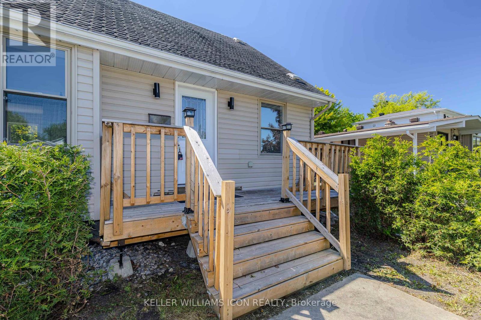 92 Meadowlands Drive W