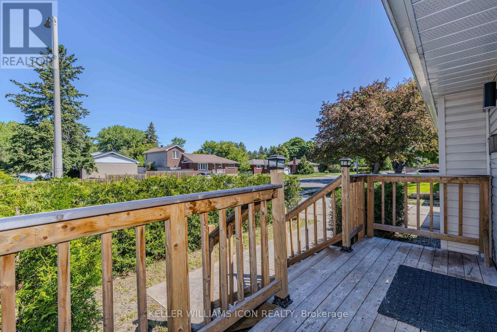 92 Meadowlands Drive W