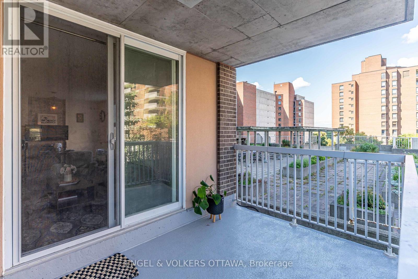 401 - 110 Forward Avenue