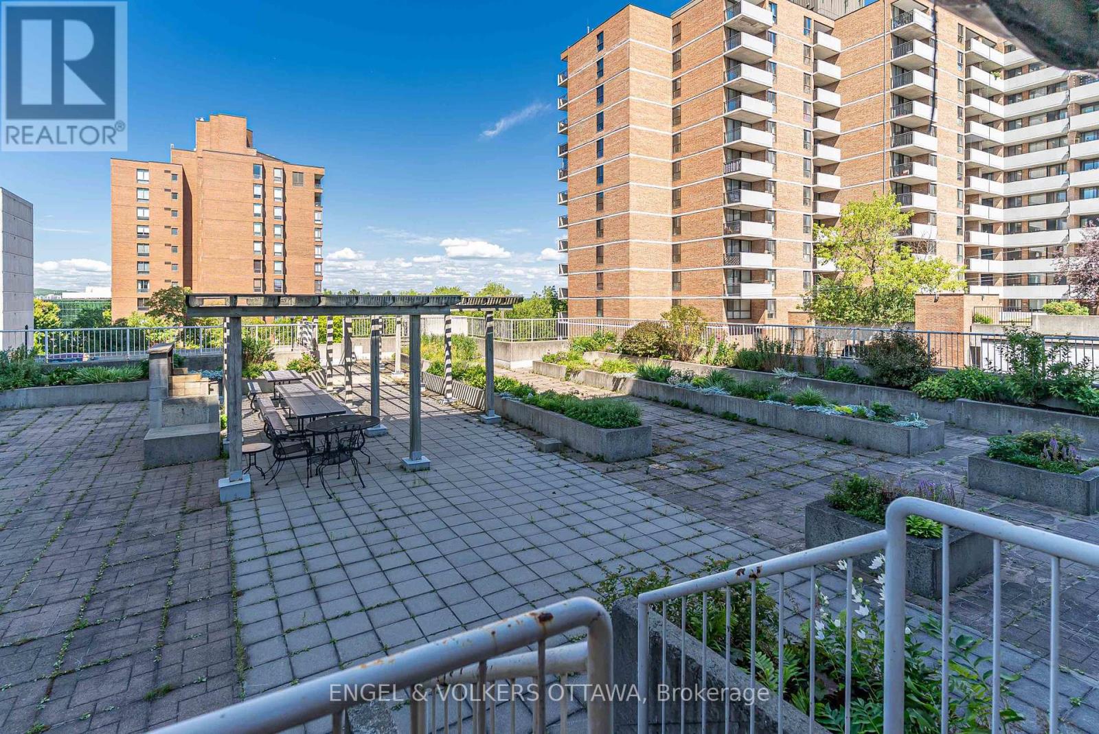 401 - 110 Forward Avenue