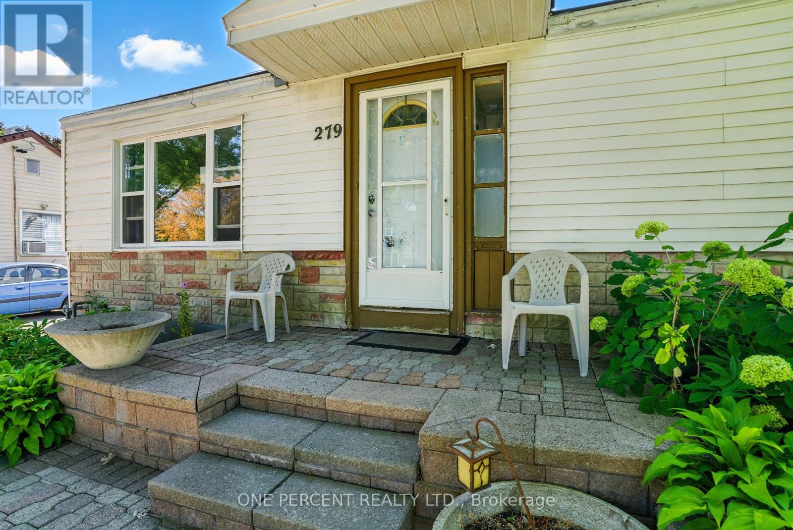 279 Anna Avenue W