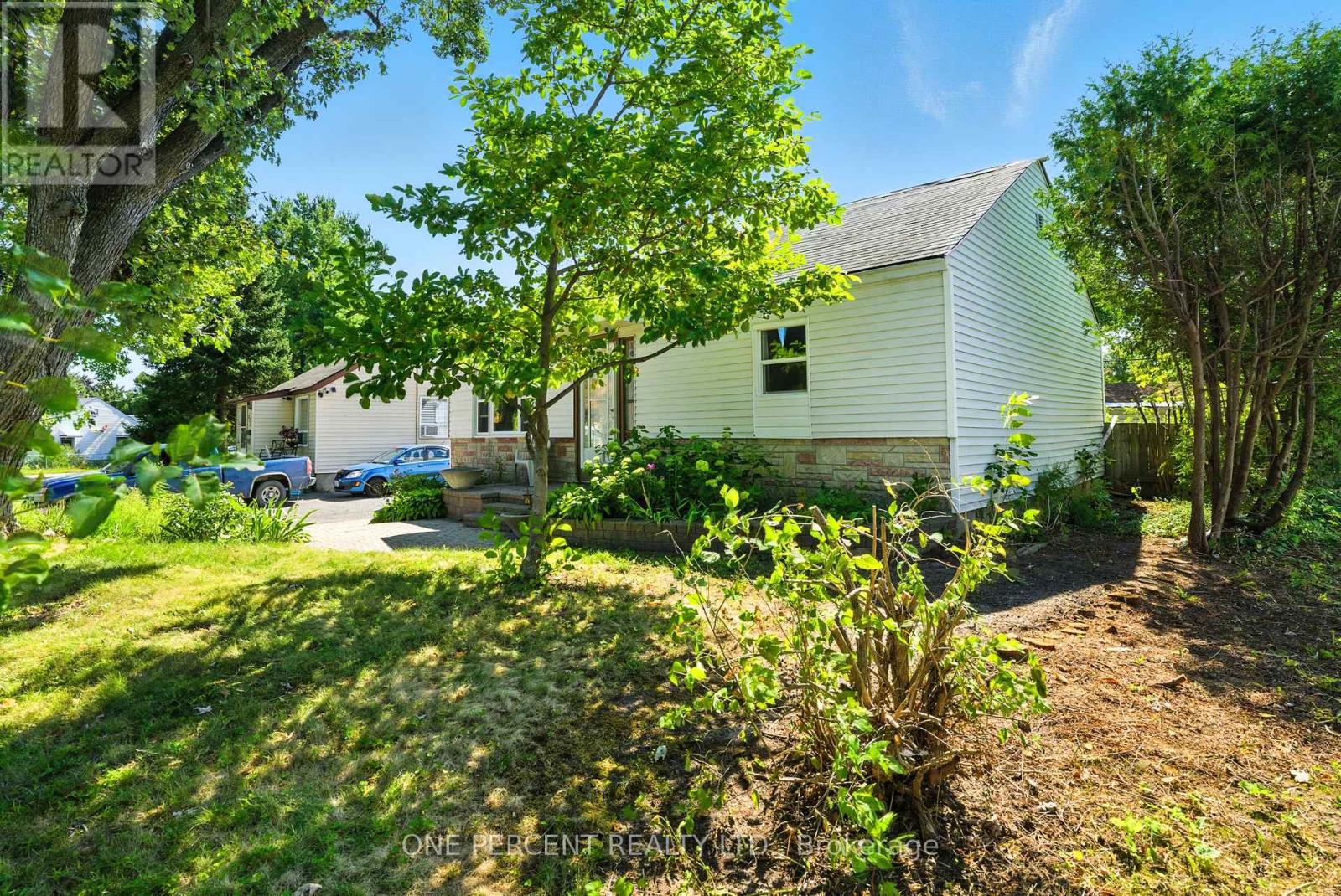 279 Anna Avenue W