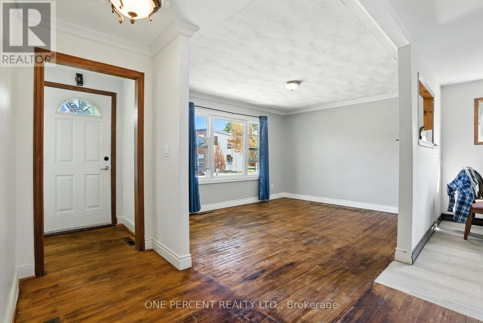279 Anna Avenue W
