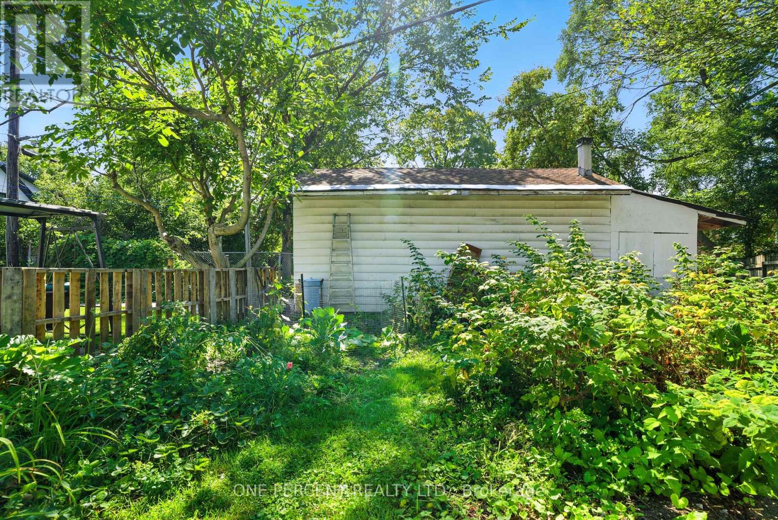 279 Anna Avenue W