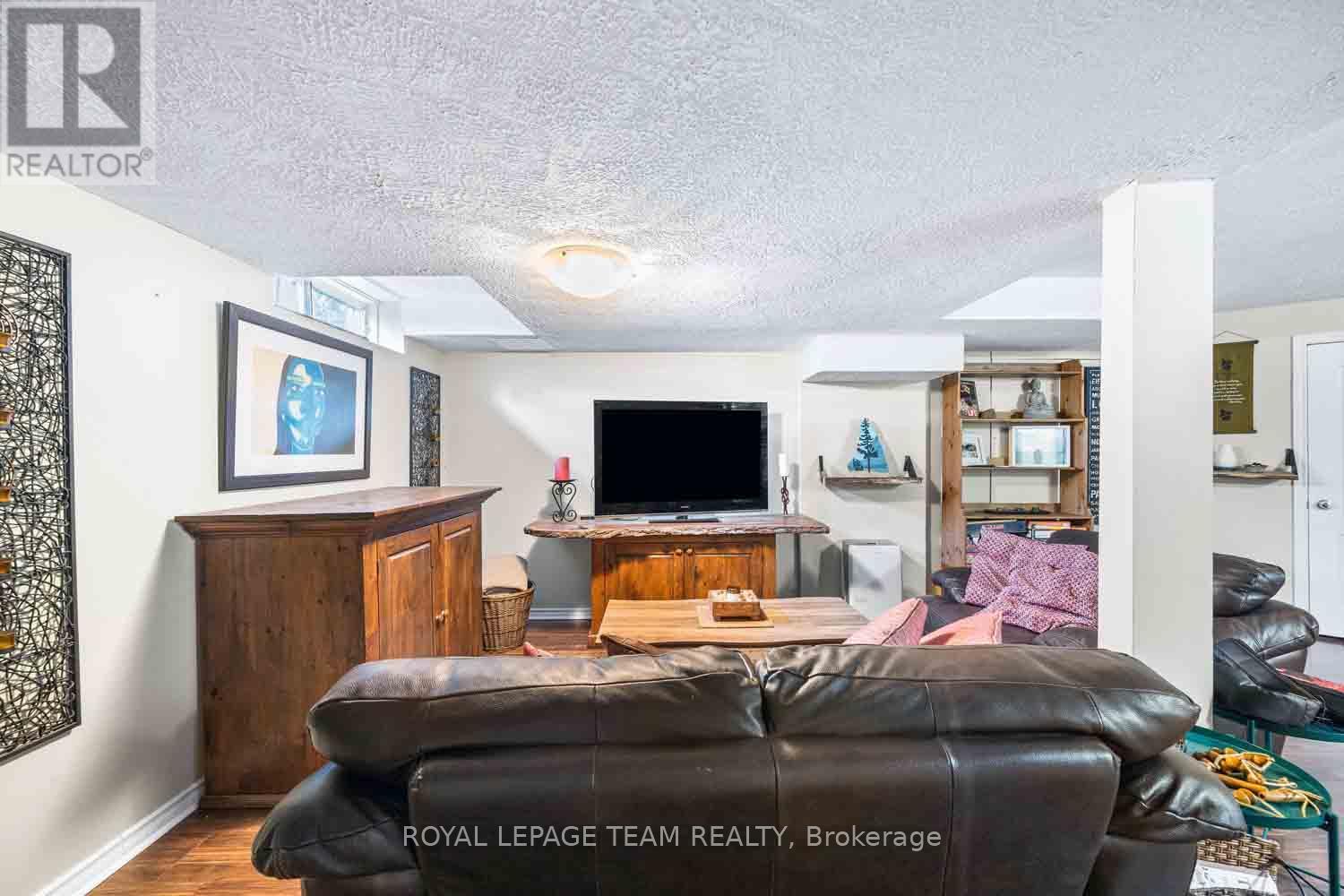 1271 Collier Crescent