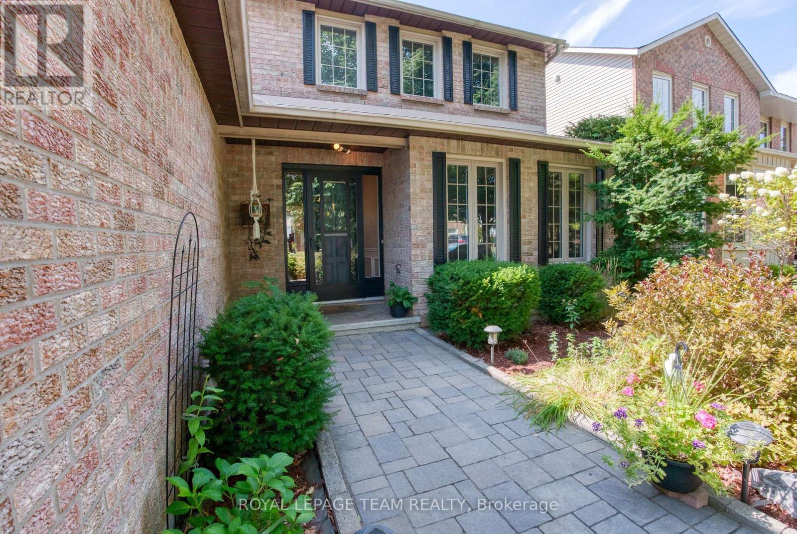 8 Huntsman Crescent