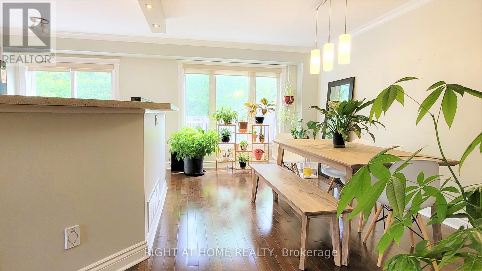 542 Aberfoyle Circle