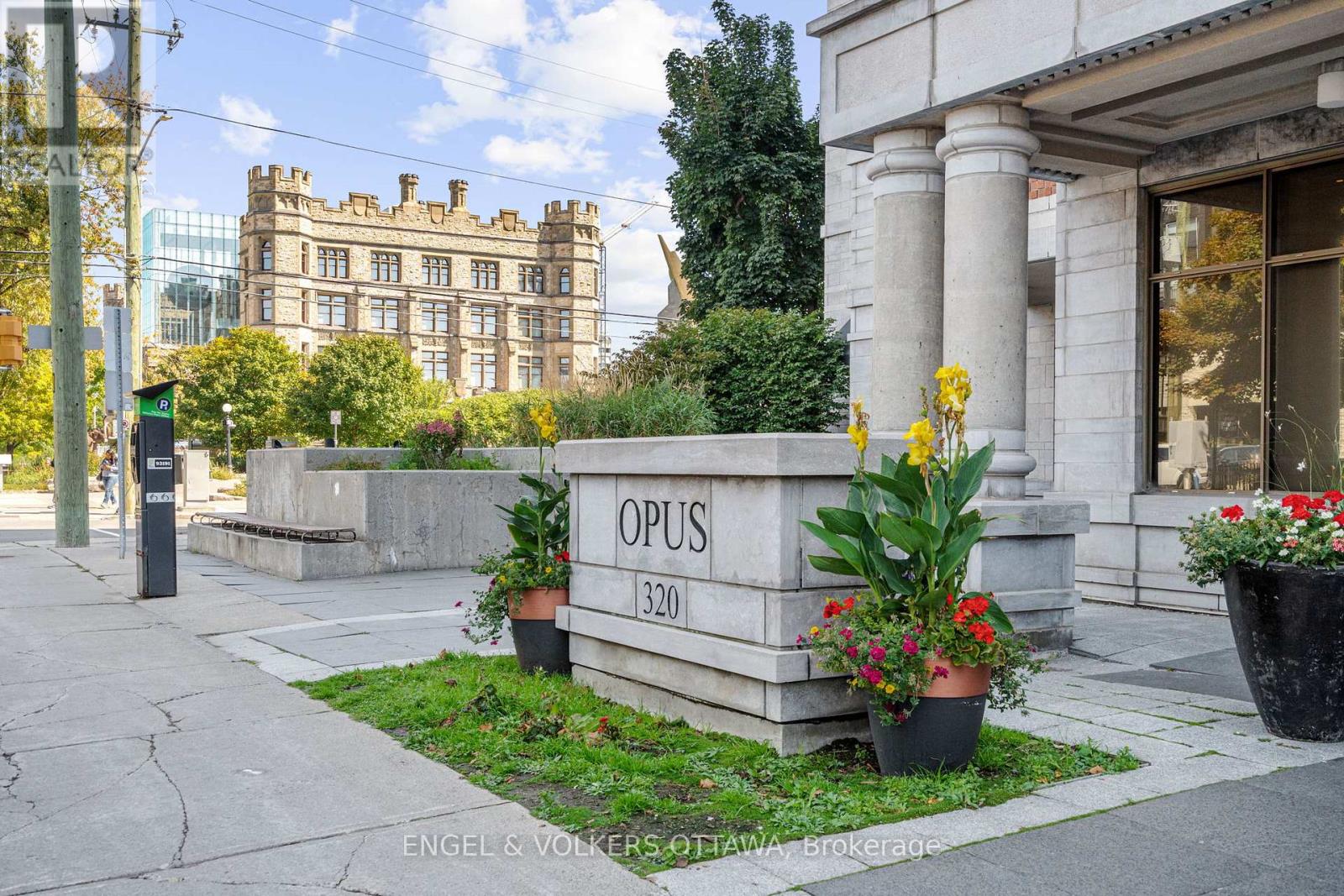 403 - 320 Mcleod Street