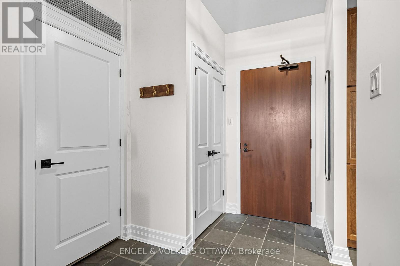 403 - 320 Mcleod Street