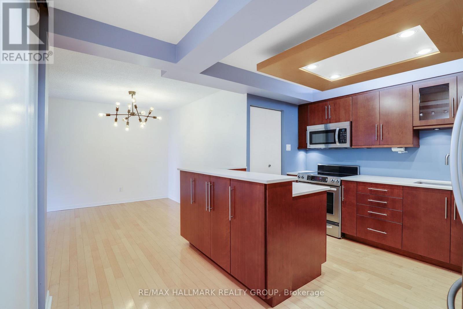 704 - 200 Bay Street