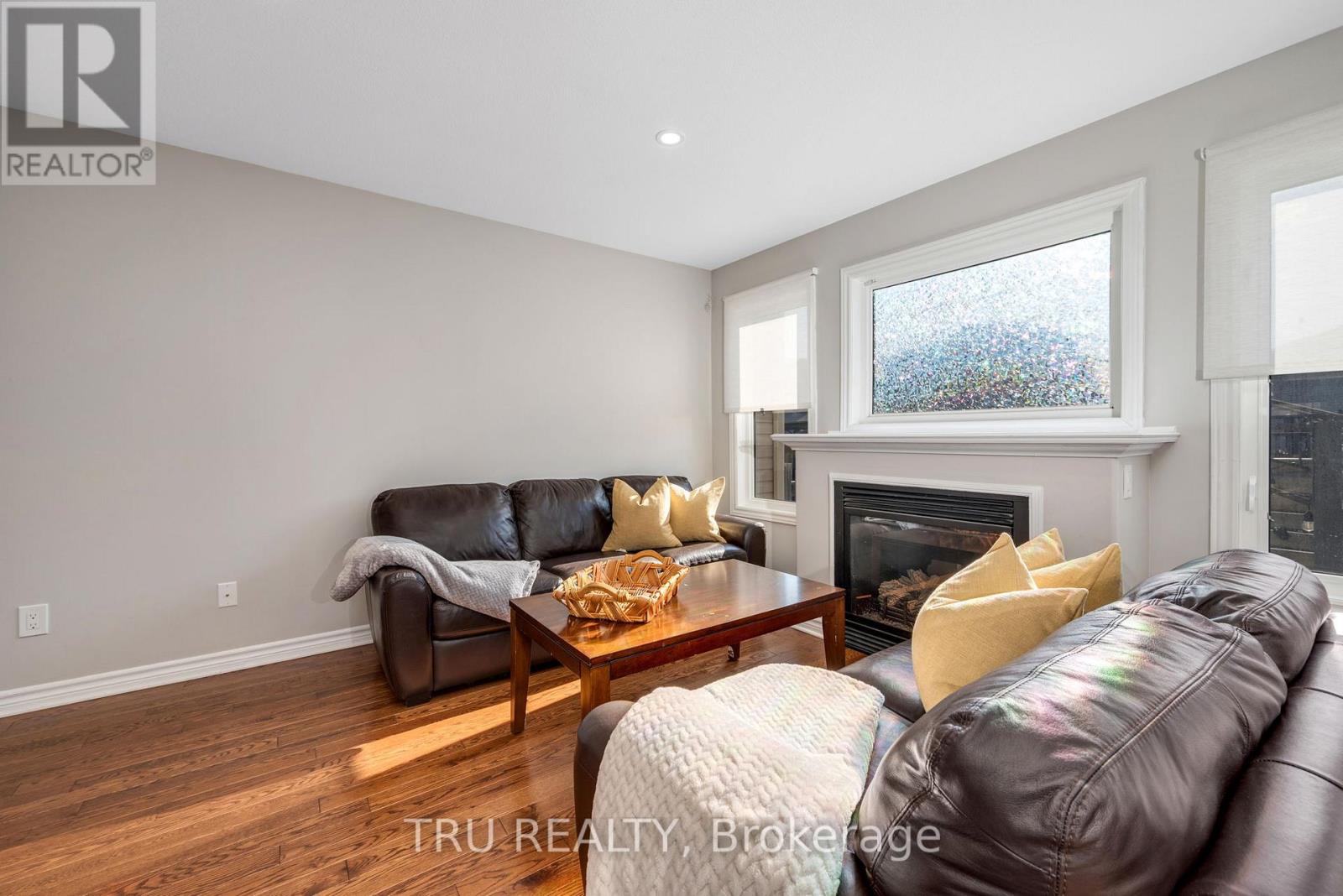 960 Linaria Walk
