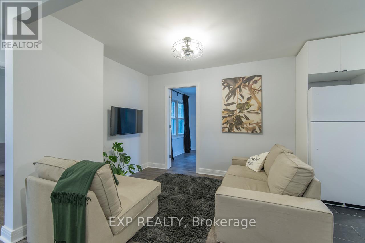 150 Meadowlands Drive W