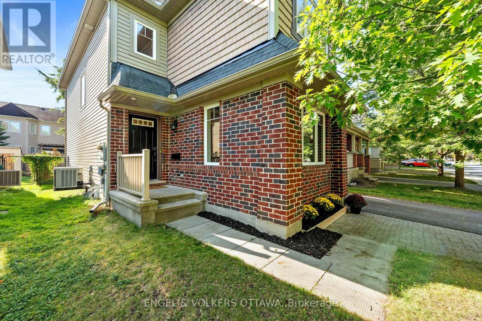 416 Vendevale Avenue