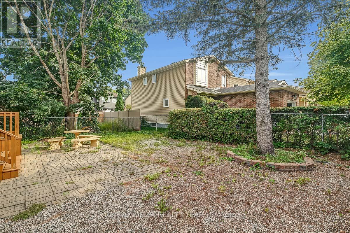 6096 Meadowhill Crescent