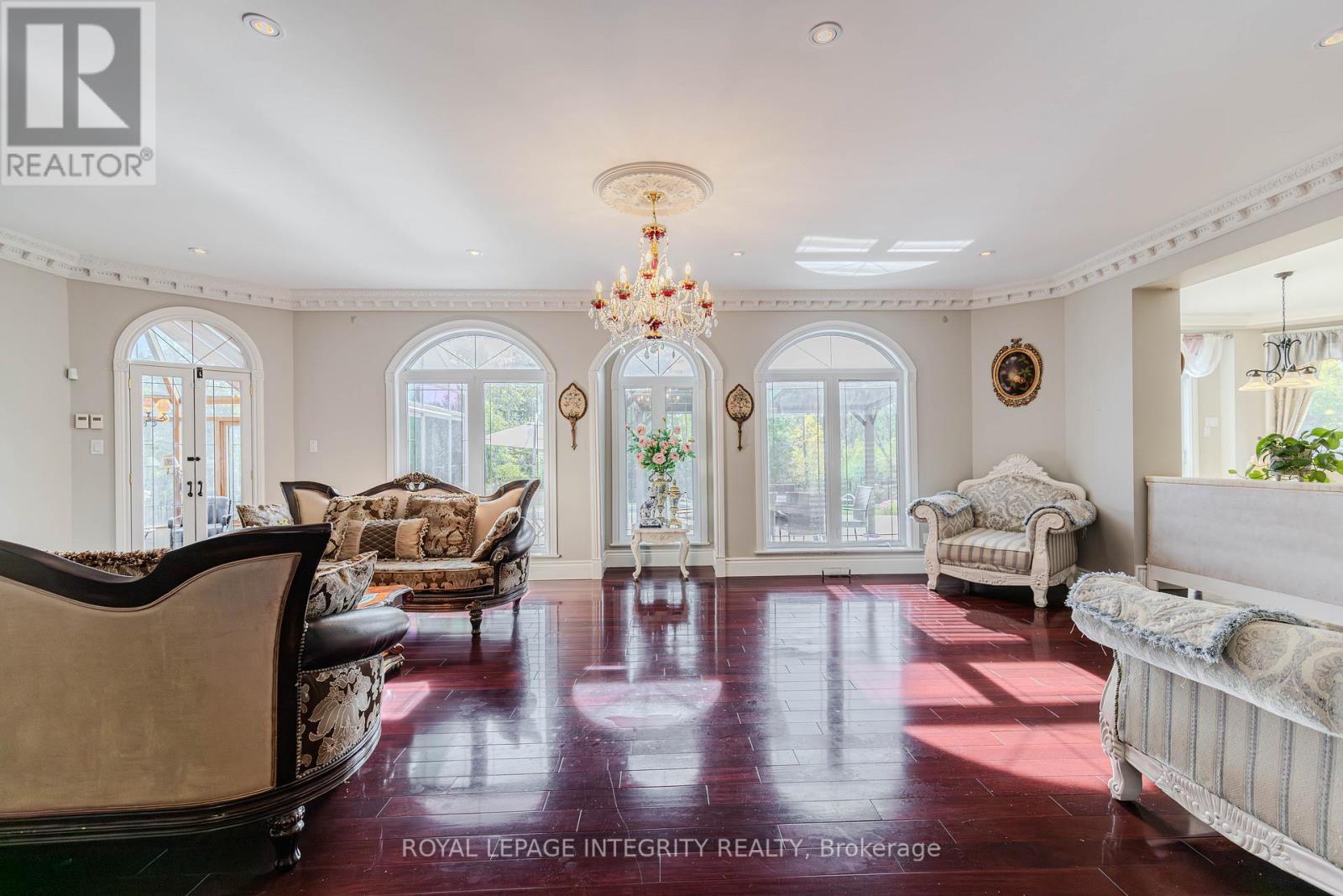 5884 Earlscourt Crescent