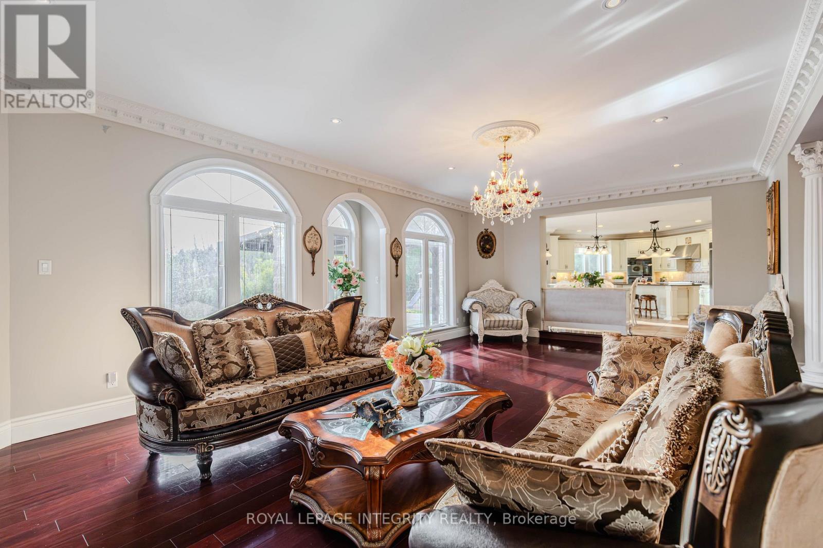 5884 Earlscourt Crescent