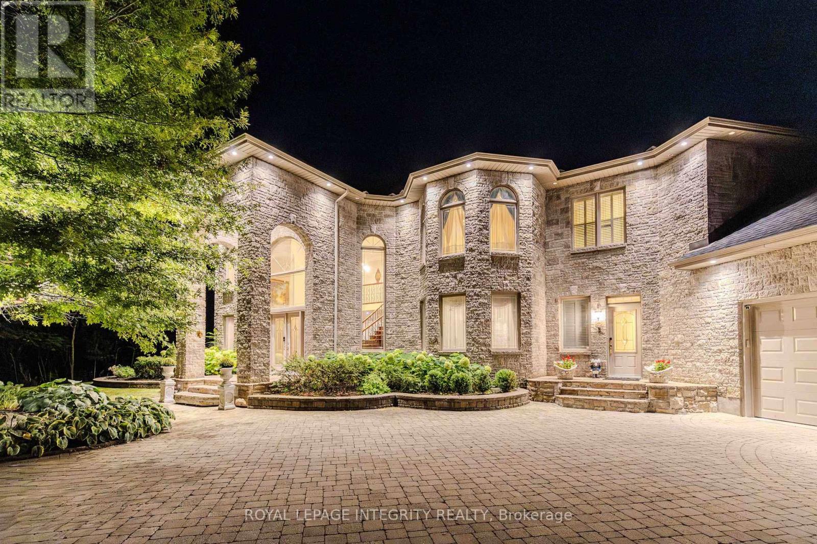 5884 Earlscourt Crescent