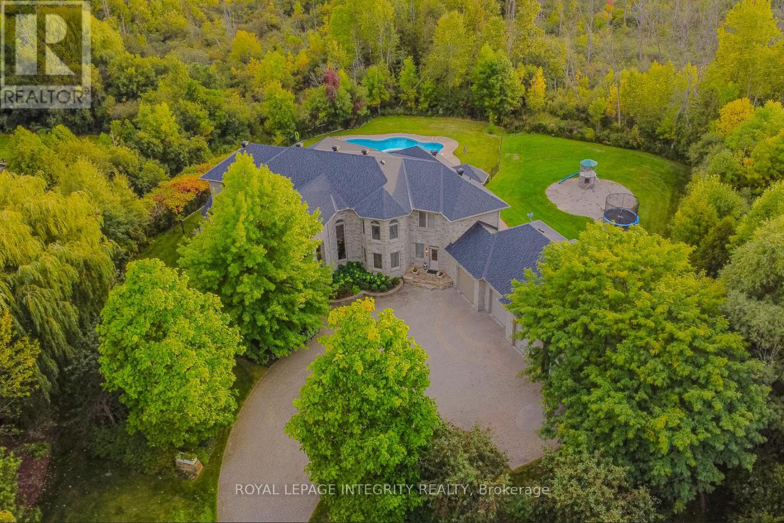 5884 Earlscourt Crescent