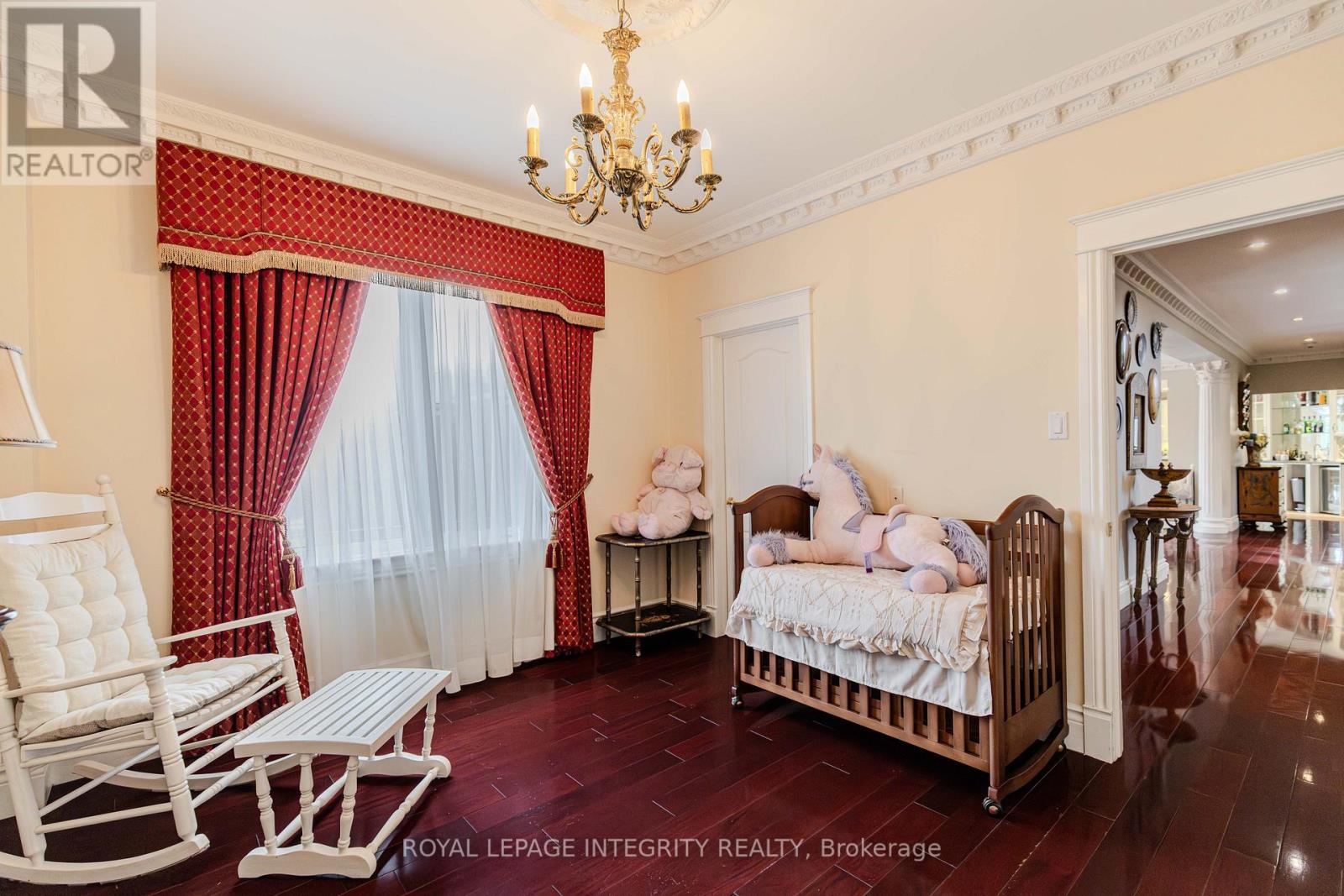 5884 Earlscourt Crescent