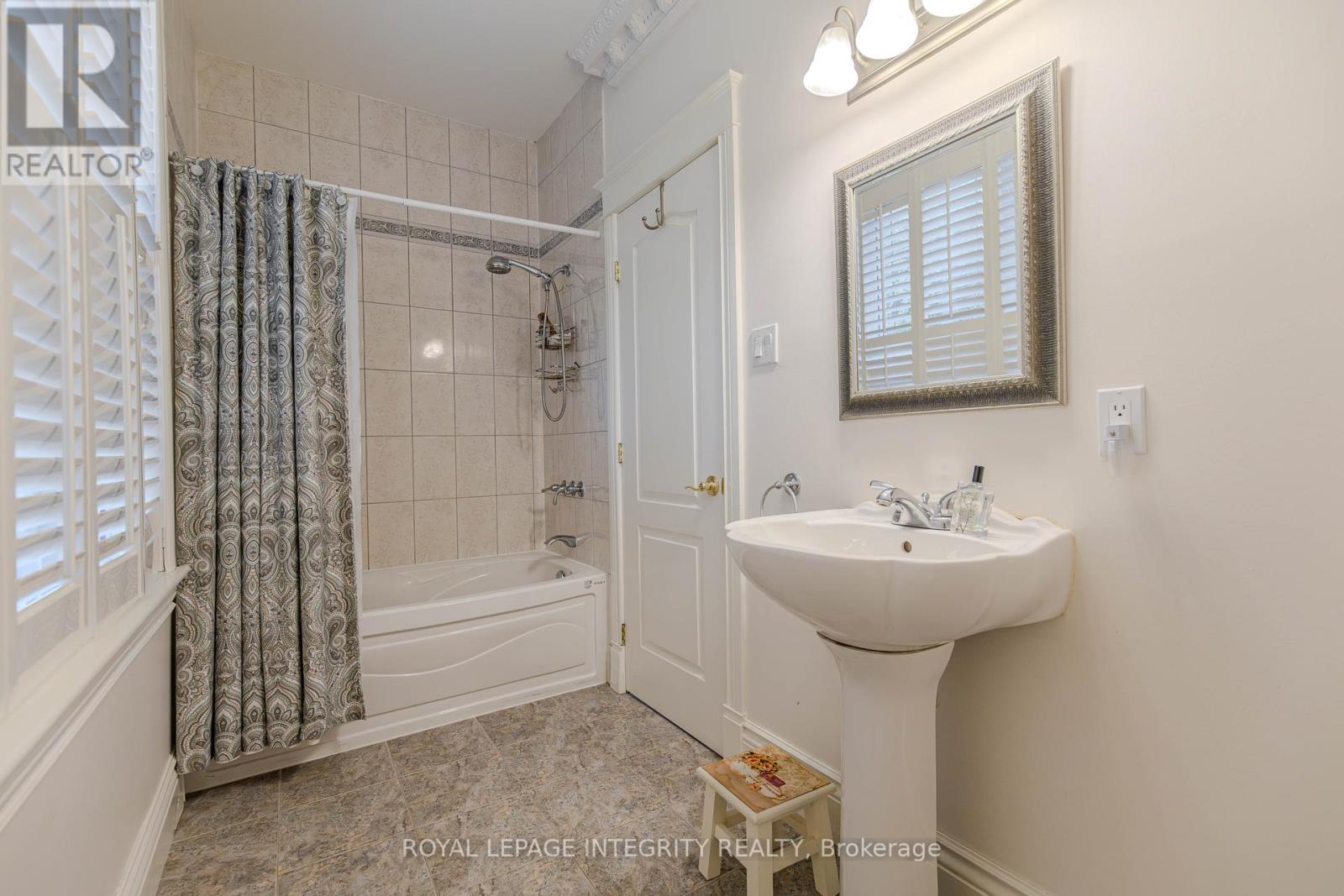 5884 Earlscourt Crescent
