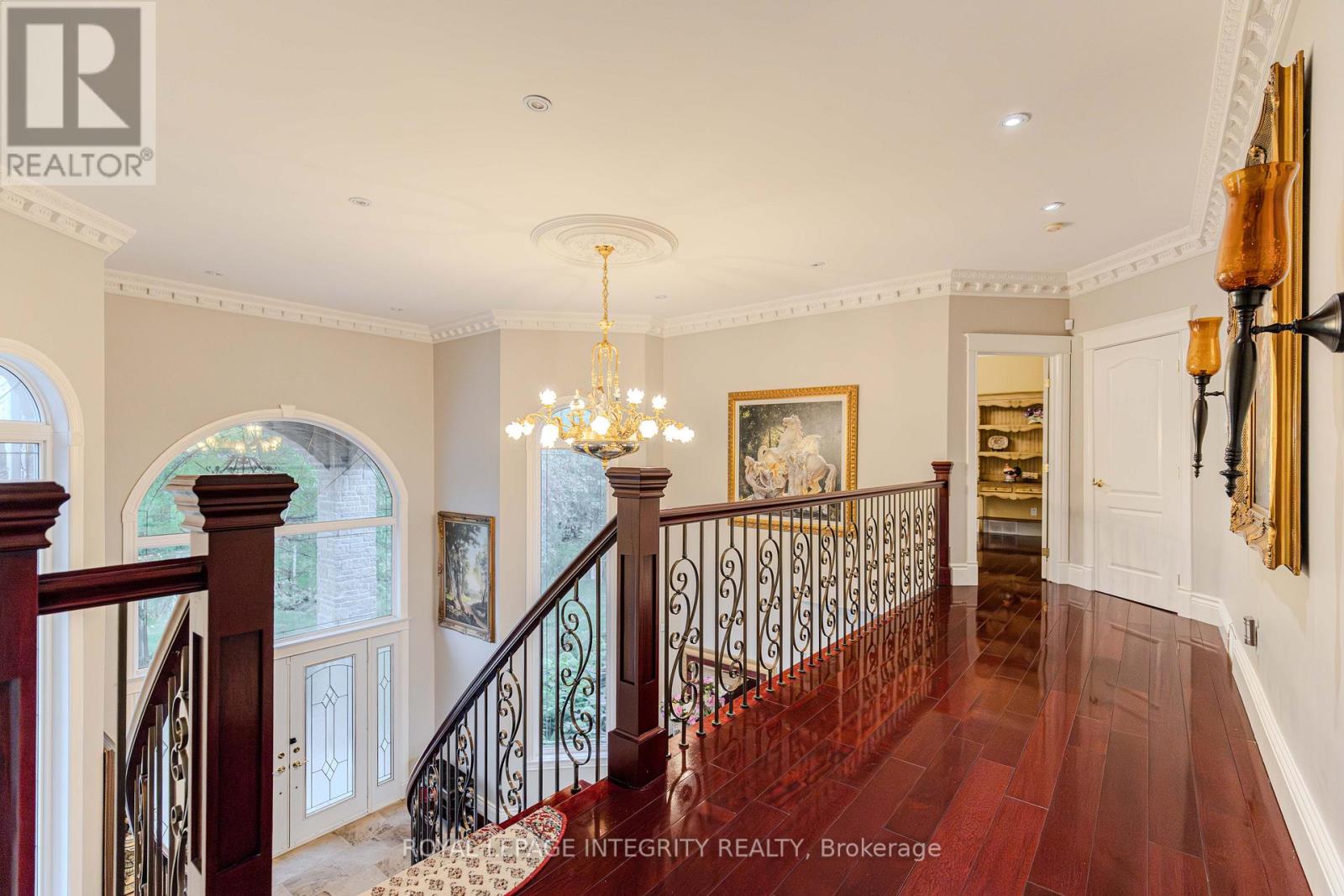 5884 Earlscourt Crescent