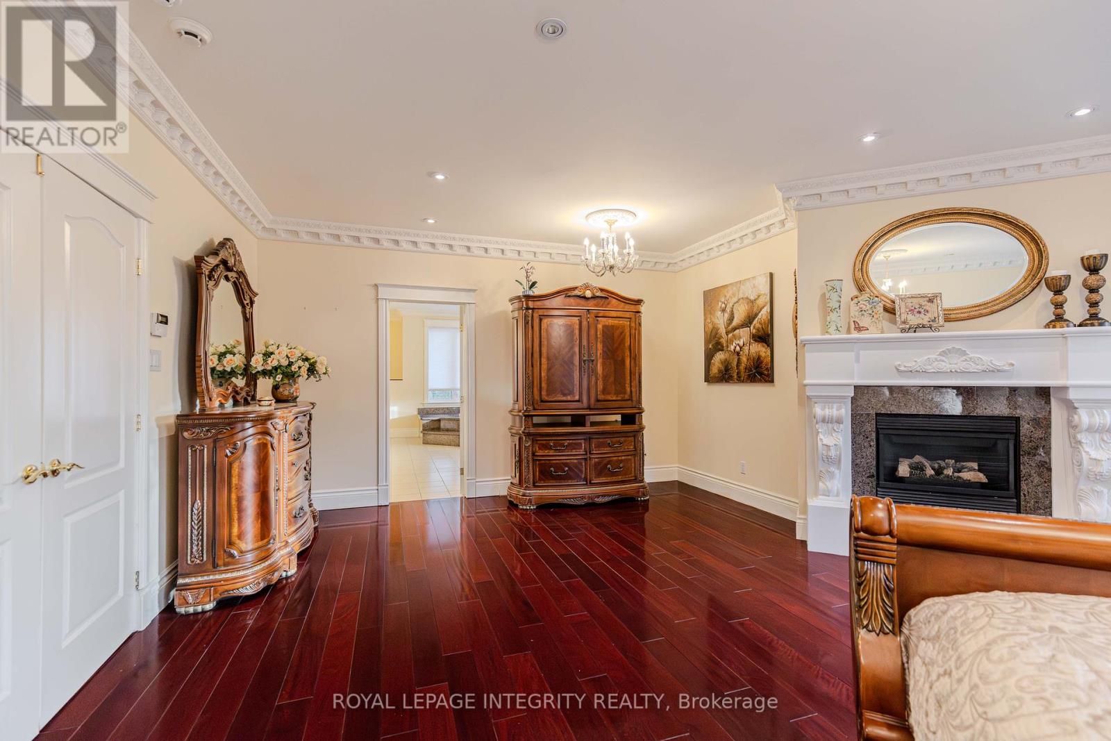 5884 Earlscourt Crescent