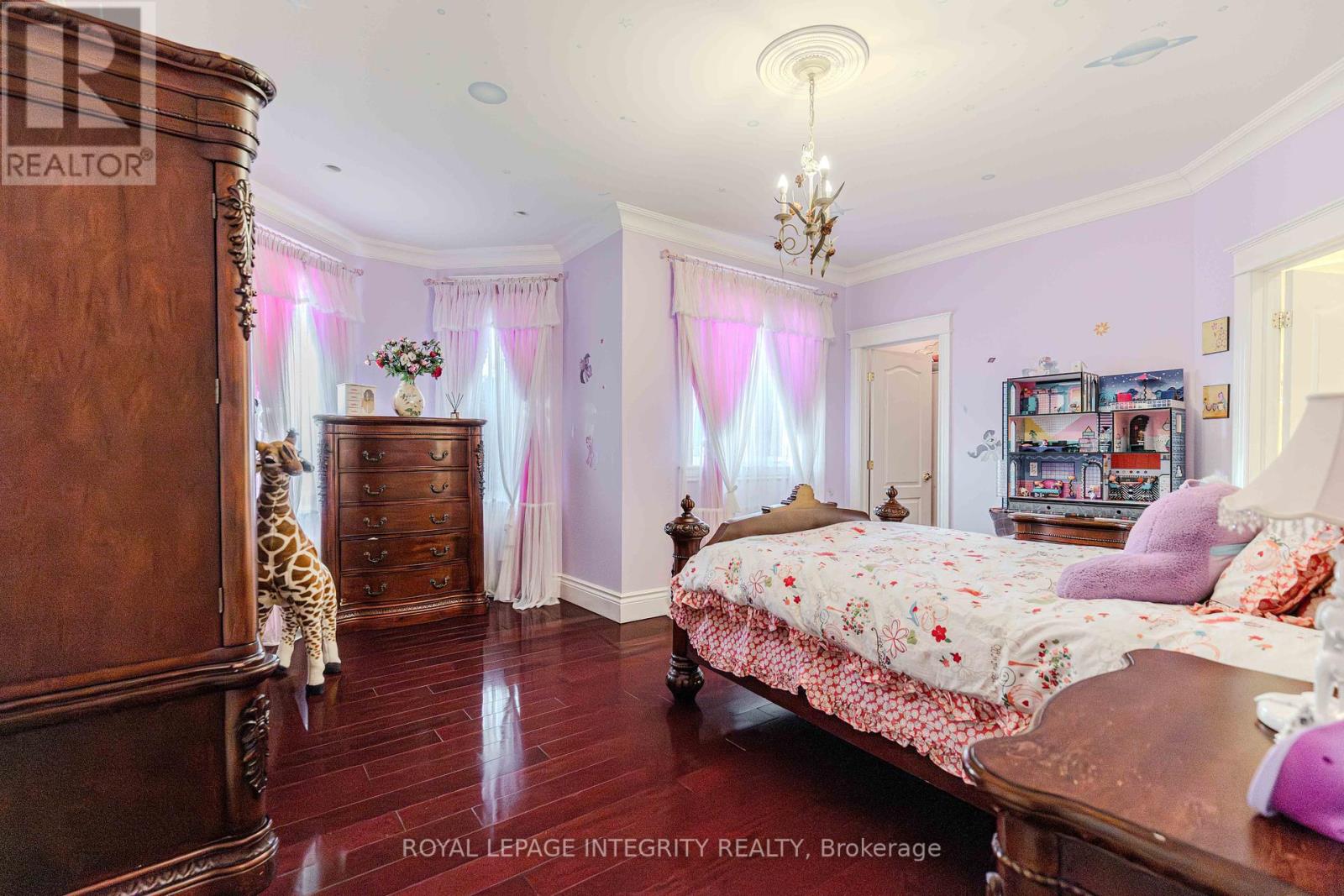 5884 Earlscourt Crescent