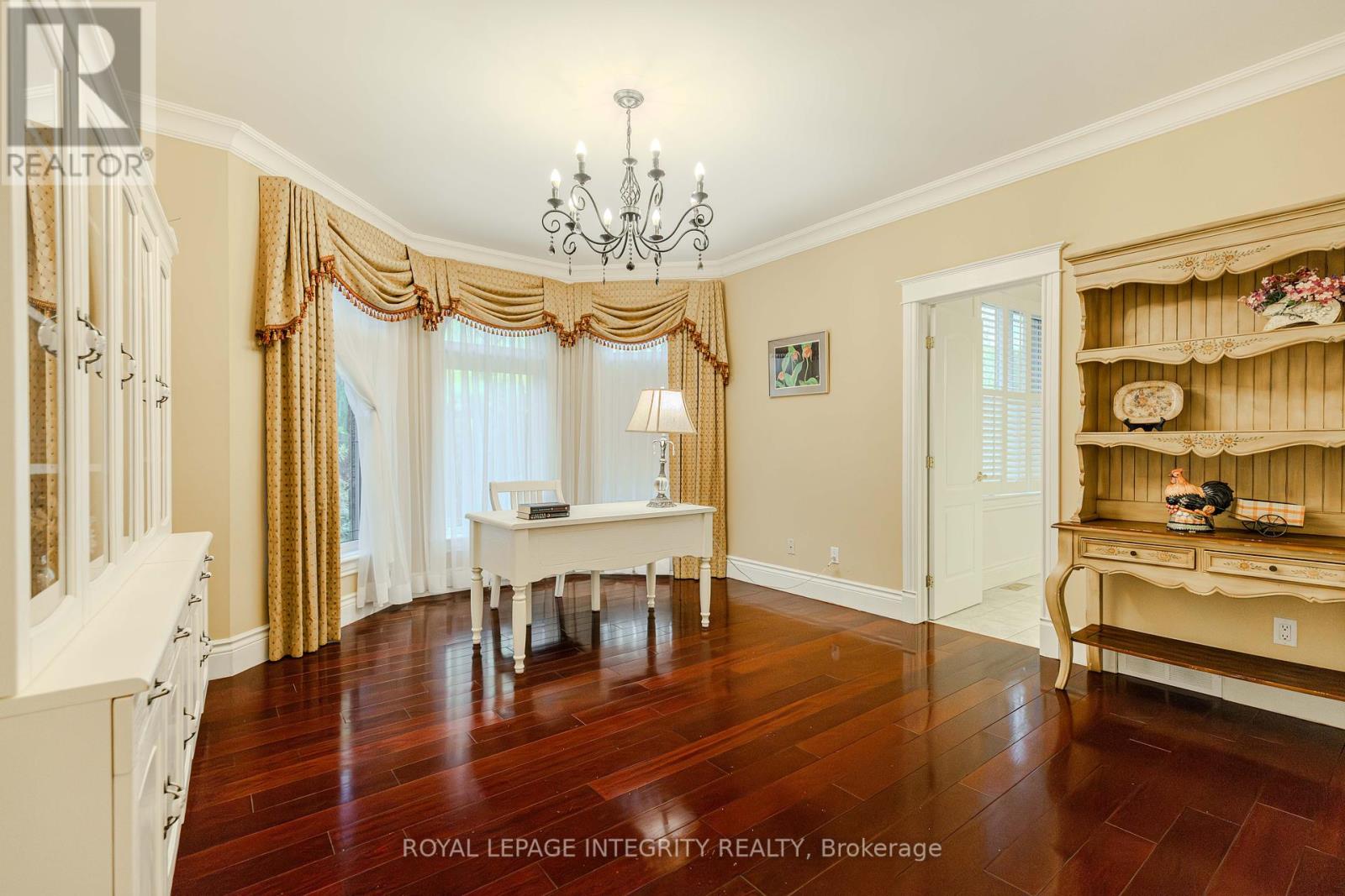5884 Earlscourt Crescent