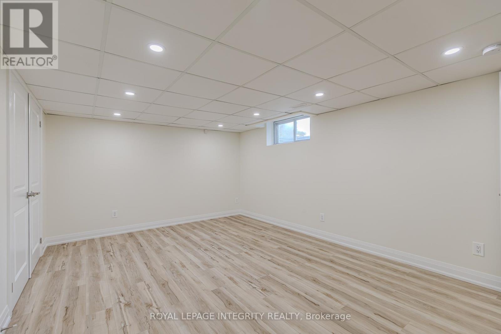 5884 Earlscourt Crescent