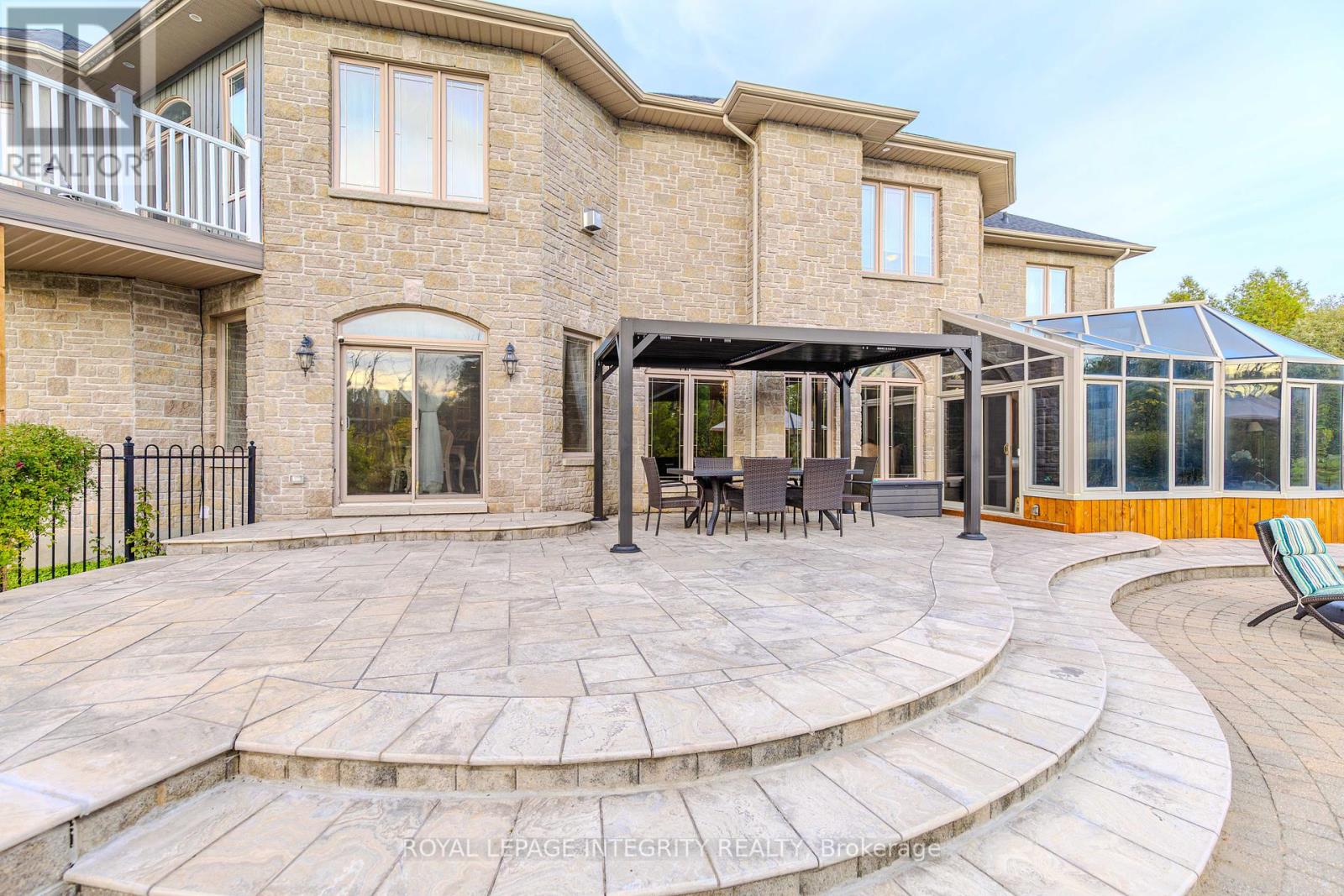 5884 Earlscourt Crescent