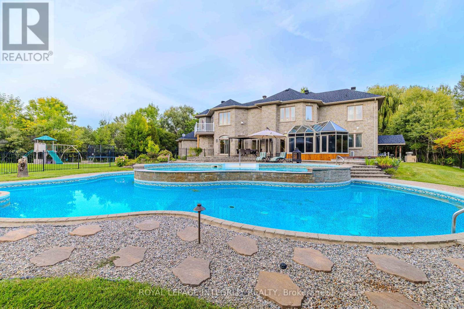 5884 Earlscourt Crescent