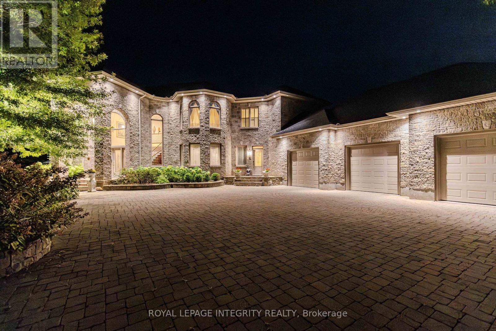 5884 Earlscourt Crescent