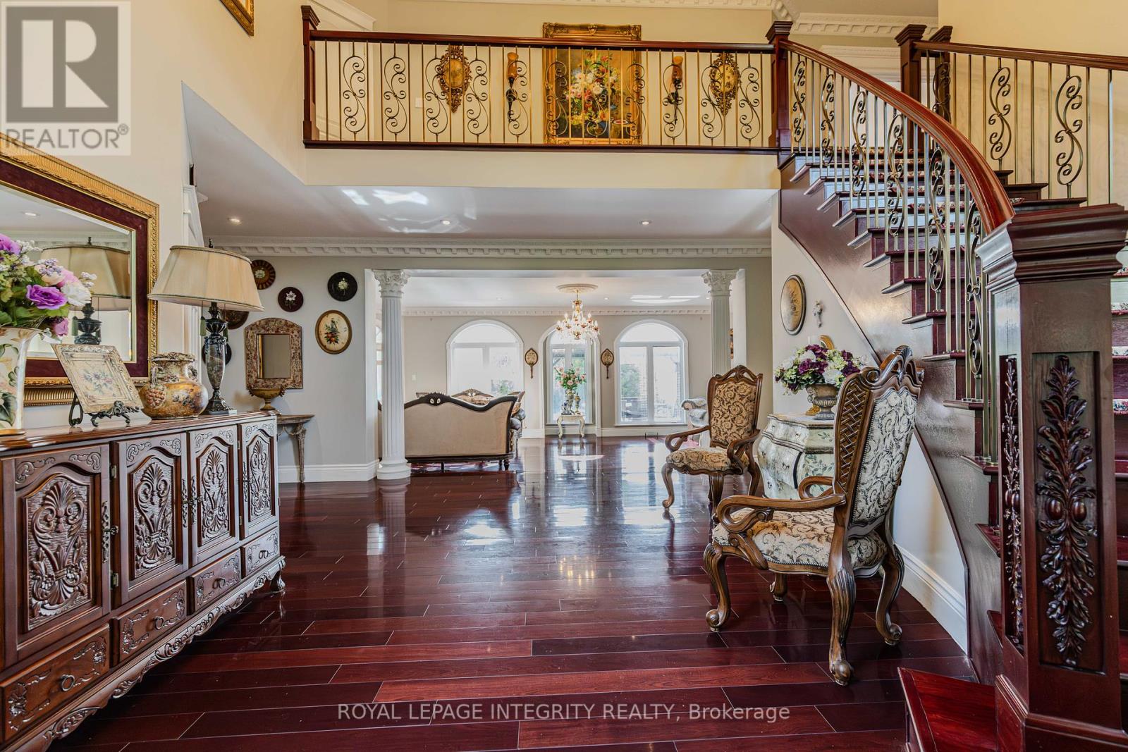 5884 Earlscourt Crescent