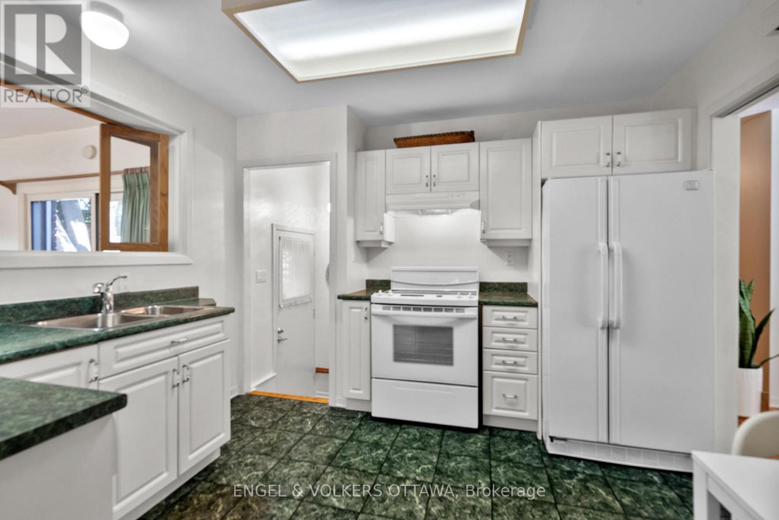 609 Blanchard Crescent